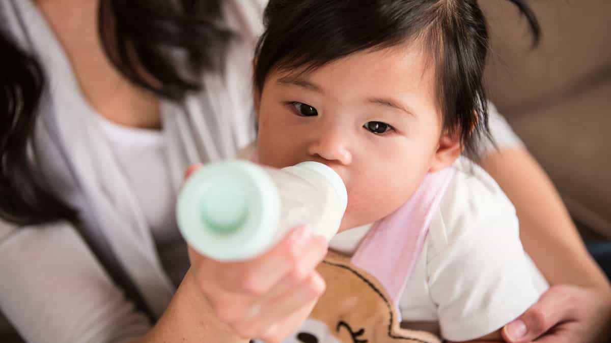 Opmz_Baby-Drinking-From-Bottle-166146510_3867.jpg