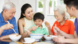 Prepare nutritious food for elderly parents and eat together as a family.