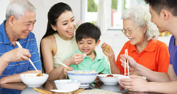 Prepare nutritious food for elderly parents and eat together as a family.