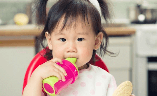Instill healthy eating habits when you start your little one on solids