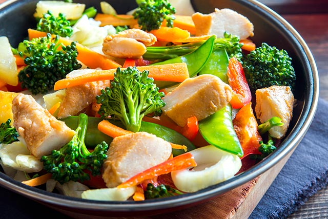 Healthy vegetable stir fry with chicken