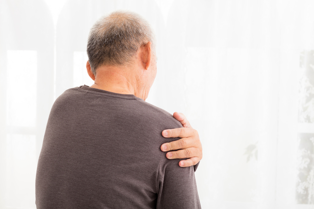 elderly-man-clutching-shoulder