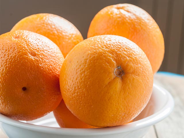 plate of oranges