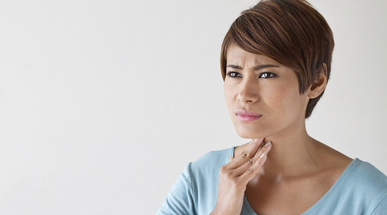 tonsilitis_woman_sore_throat.jpg