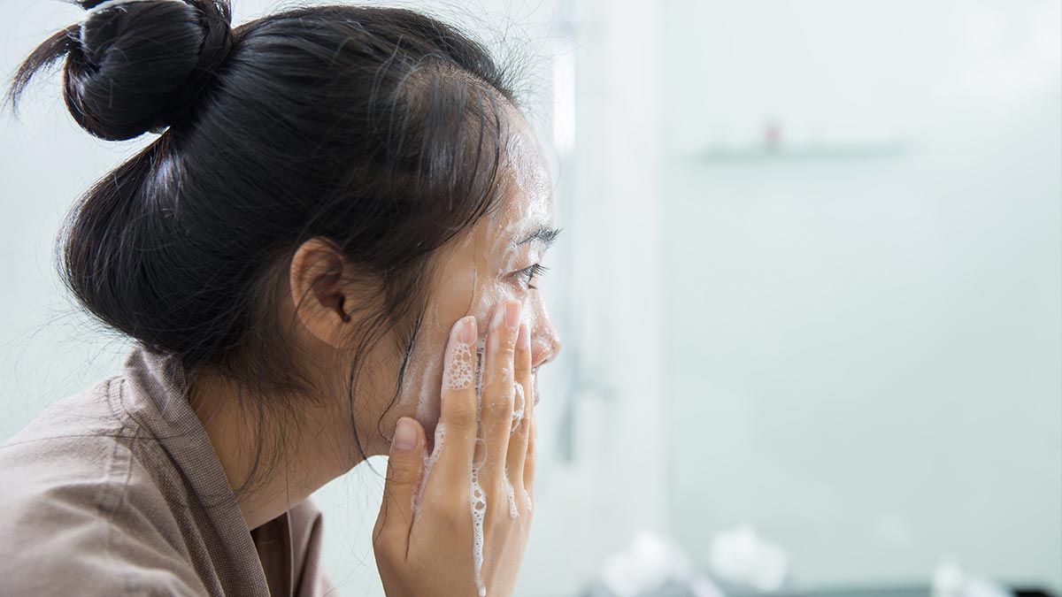 asian-women-are-washed-clean-with-foam-at-the-bathroom.jpg