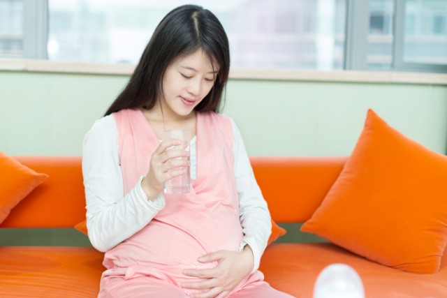 pregnant woman reducing sugar intake