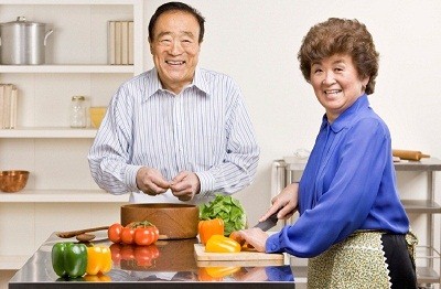 An elderly couple sticking to a healthy diet for a healthy weight