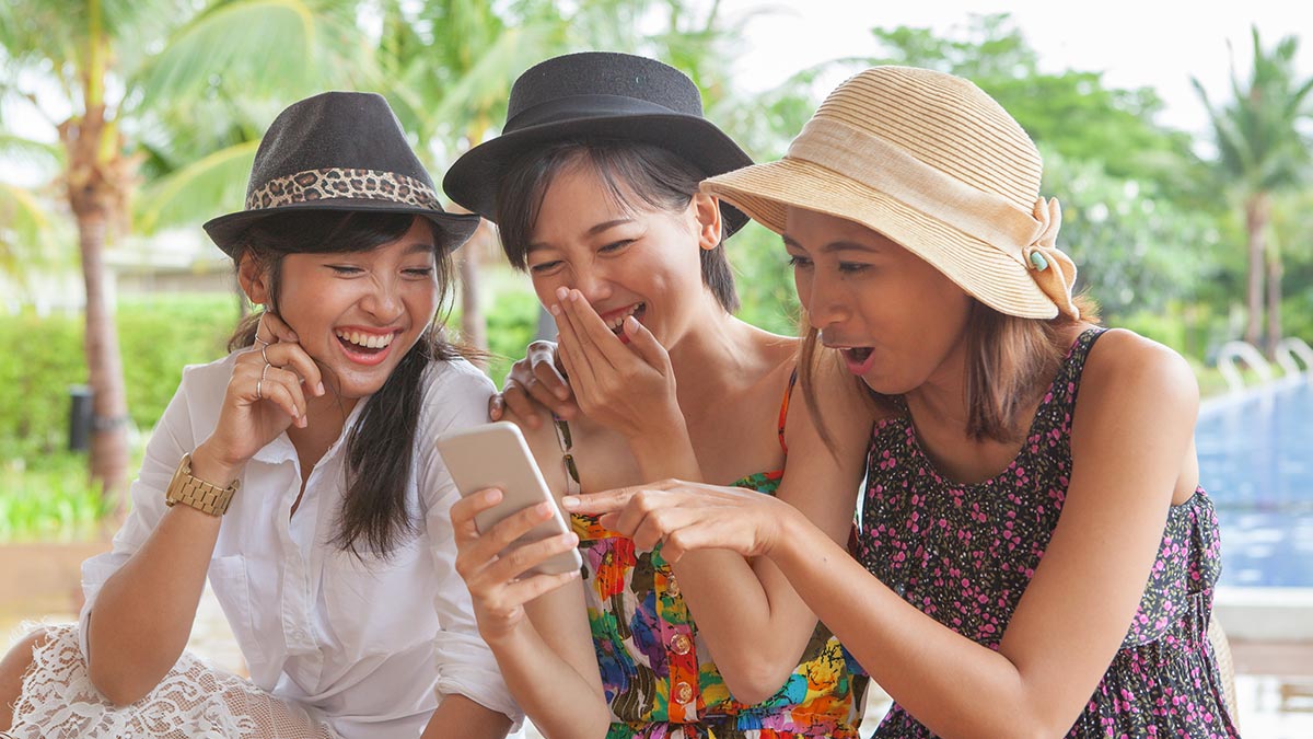 group-of-woman-friend-looking-to-smart-phone.jpg