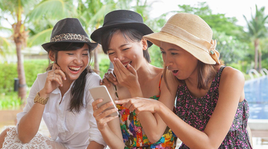 group-of-woman-friend-looking-to-smart-phone.jpg