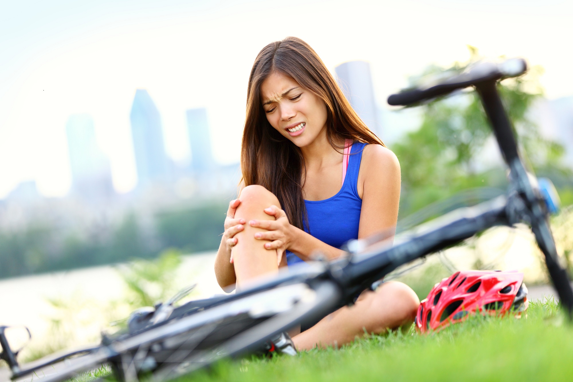 KTPH - ACL Tear - Woman with knee pain.jpg