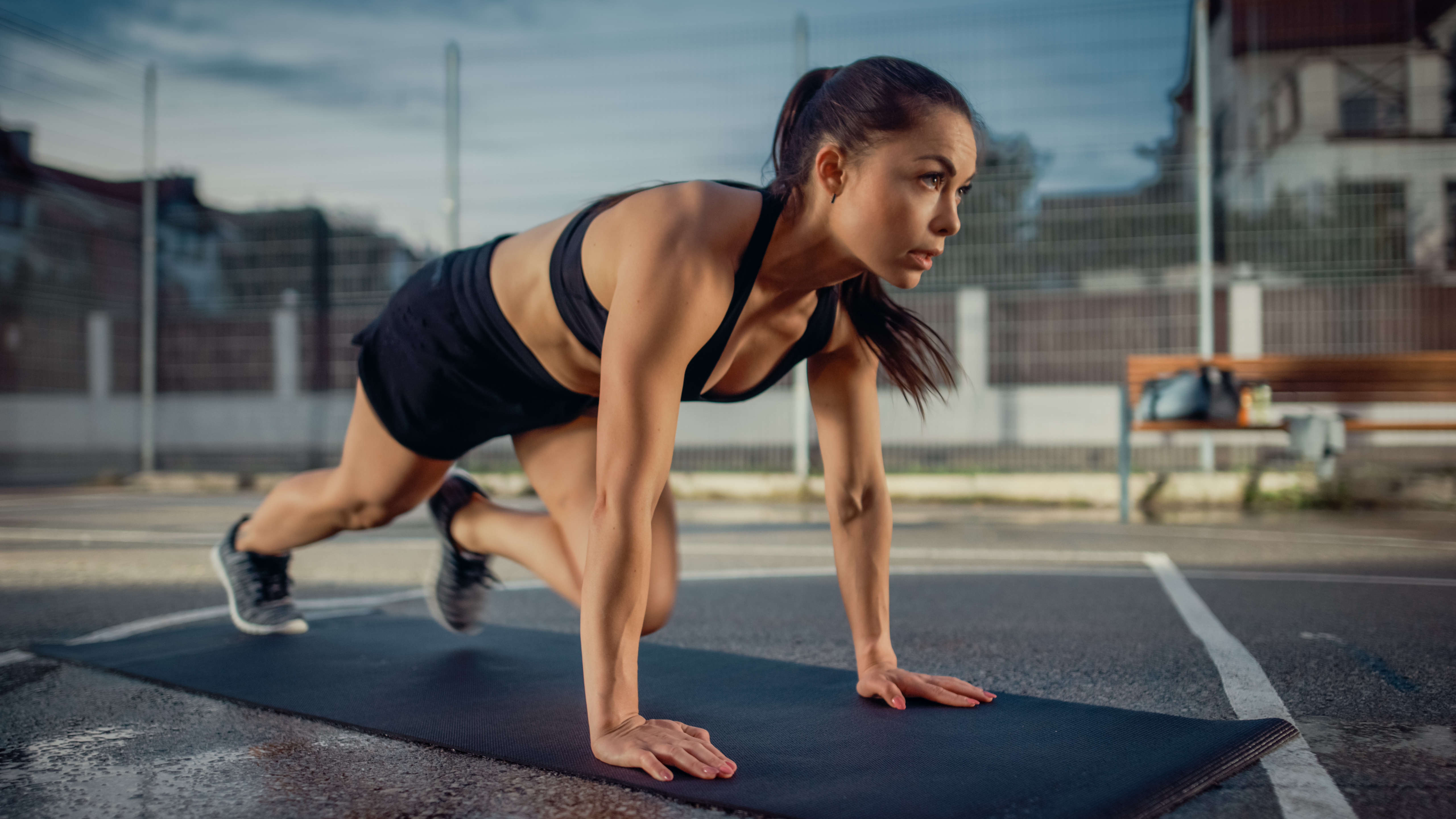 Do mountain climbers for one minute