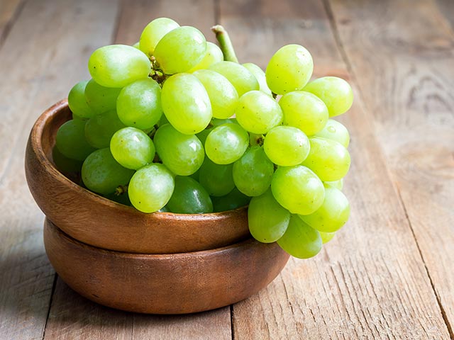 a bowl of green grapes