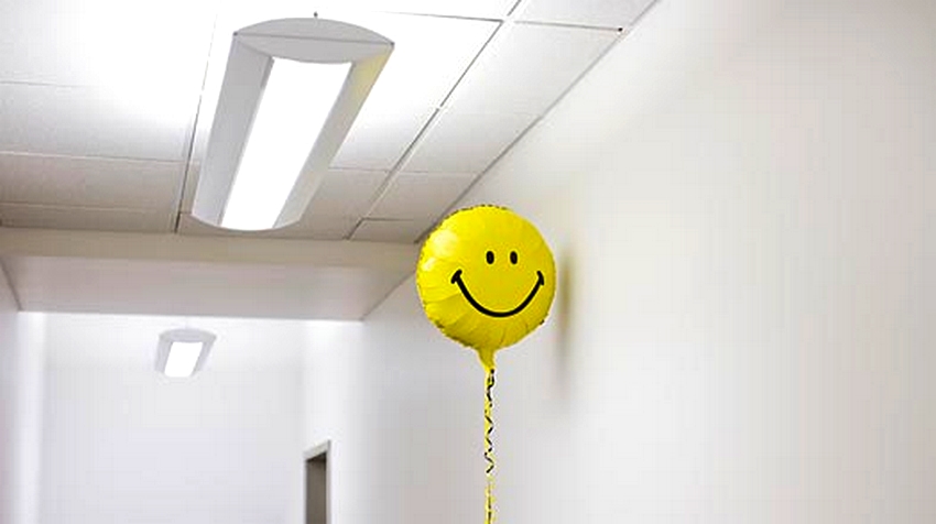 Smiling balloon in a hallway.